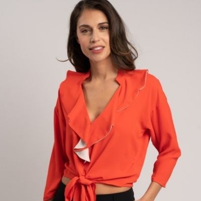 Blusa donna manica 3/4 realizzata in fluido jersey tecnico bicolore con volant